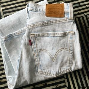 Lightwash Levi’s High Waisted Ribcage Straight with Button Fly new w/o tags